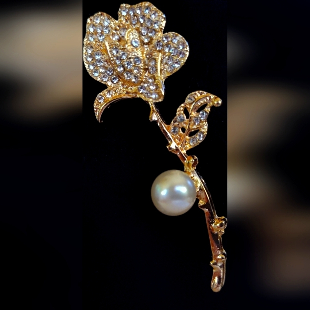 Lovely Goldtone Brooch with Pearl Accent